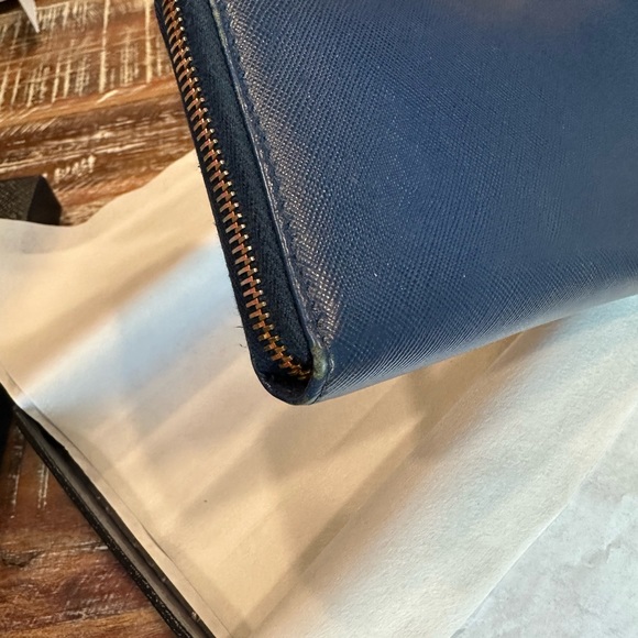 AUTHENTIC PRADA SAFFIANO LEATHER TRIANGLE LOGO ZIP WALLET - Picture 13 of 16